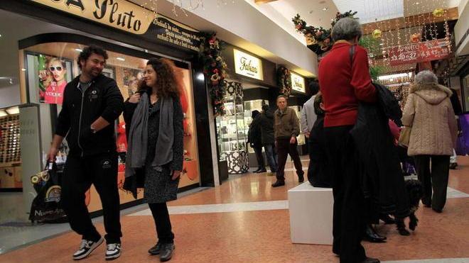 A caccia di fossili dentro la galleria del centro Ipercoop