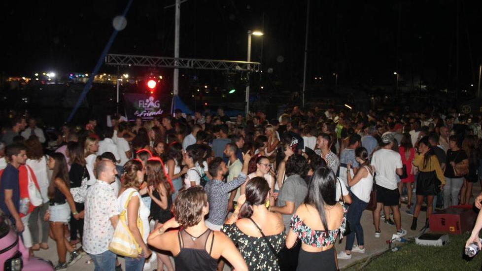 Migliaia di giovani scatenati nel ballo alla precedente edizione di Marina Dance Parade che si svolge al porto di Boccadarno