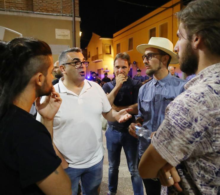 Ferrara, acqua e soffioni sulla movida: c’è chi sloggia e chi protesta 
