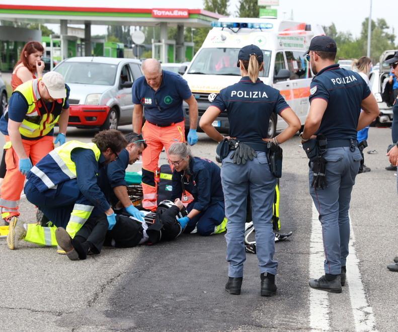 Auto contro moto in via La Marmora a Modena, ferito un 41enne. Strada bloccata per ore 