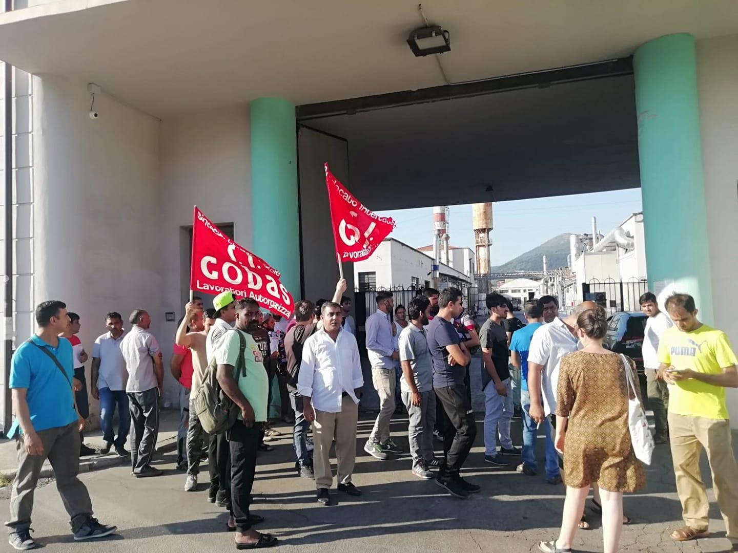Gli operai pachistani in sciopero davanti alla Tintoria Superlativa