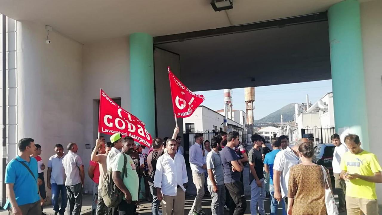 Gli operai pachistani in sciopero davanti alla Tintoria Superlativa