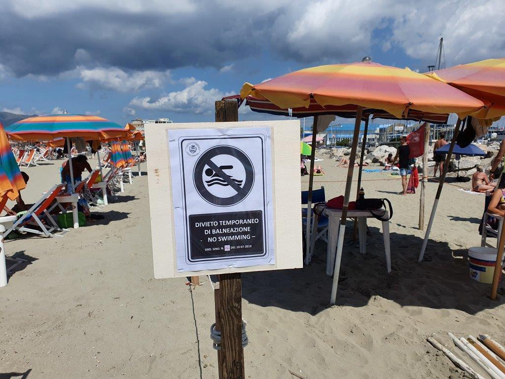 Balneazione vietata, la Regione ai sindaci: «Date la caccia agli scarichi abusivi» 