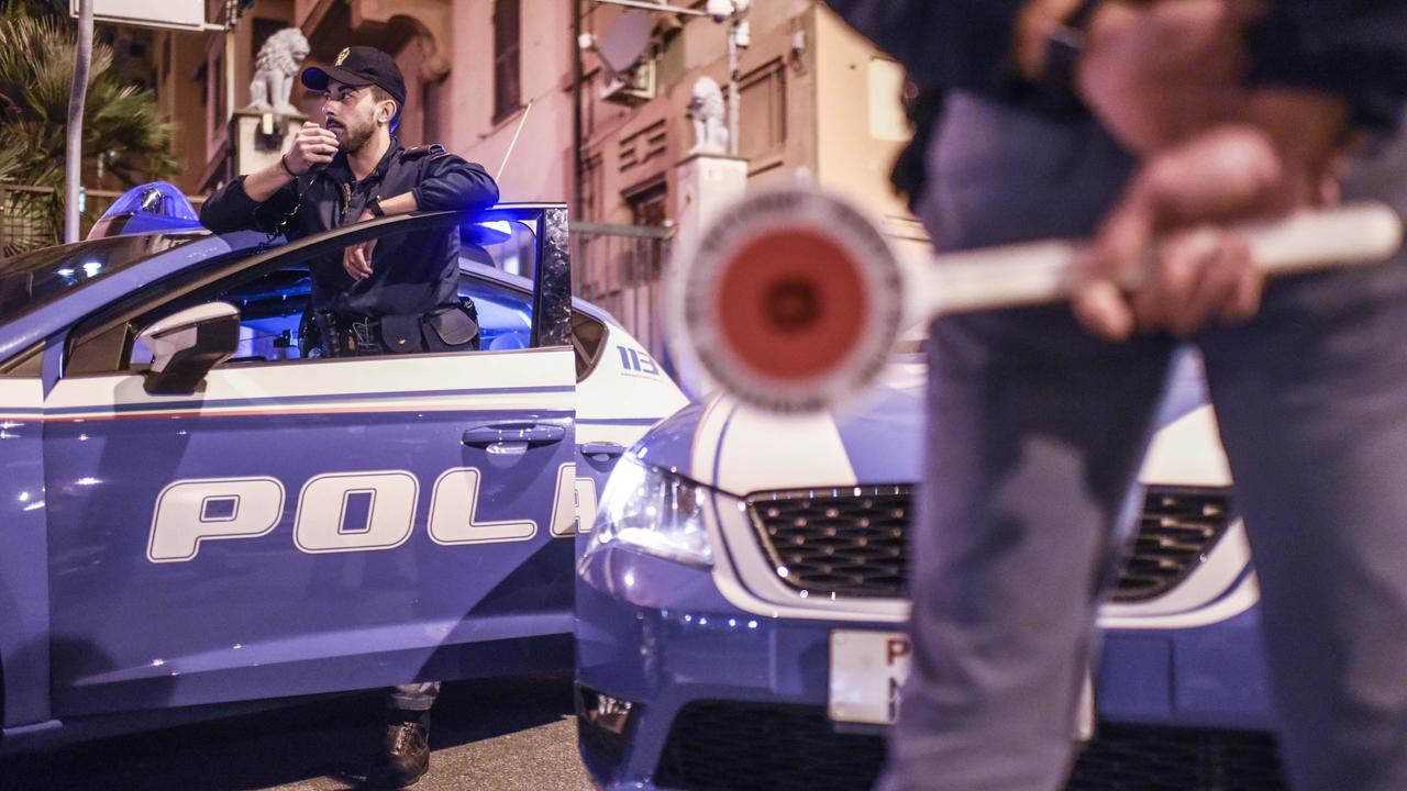 La picchia e tenta di violentarla in strada, un passante lo blocca e lo fa arrestare