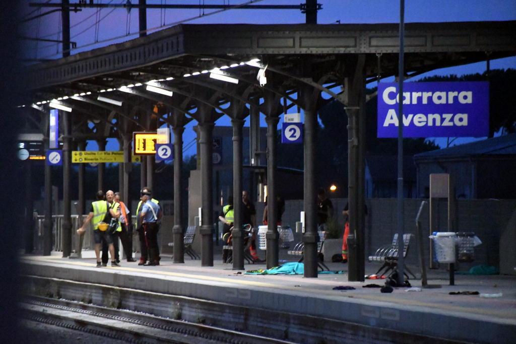  Investita dal treno tra Carrara e Sarzana, circolazione interrotta
