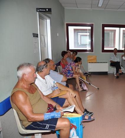Frattura di domenica, a Cecina si ingessa il lunedì: «L’ortopedico c’è solo per urgenze» 