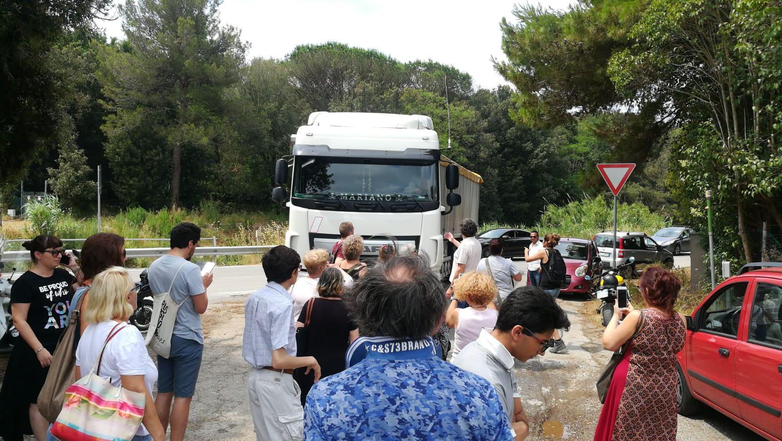 Discarica Limoncino, i camion bloccati tornano indietro. E Bellabarba querela 