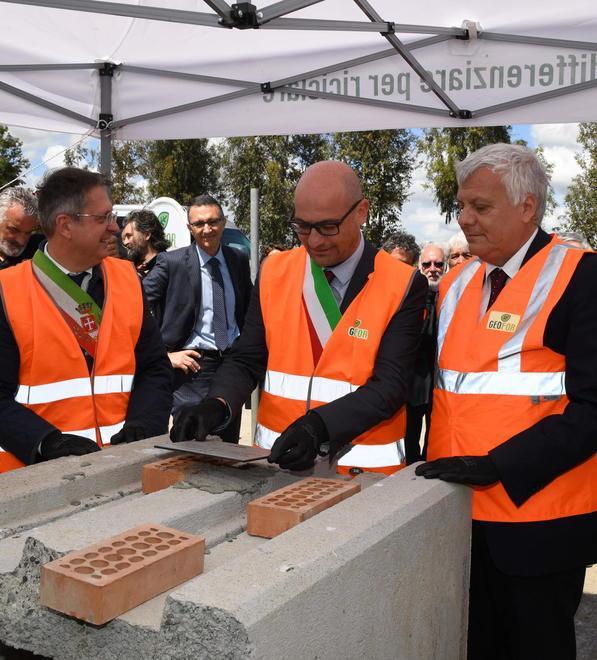 La cerimonia di posa della prima pietra (foto franco silvi)