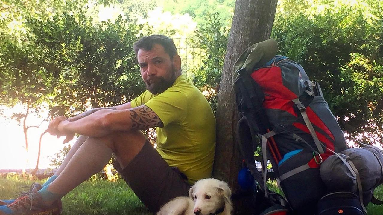 Correggio, lascia il lavoro da operaio per inseguire il suo sogno: attraversare l’Italia a piedi
