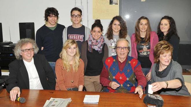 Castelnuovo show prima in teatro poi al liceo Carducci