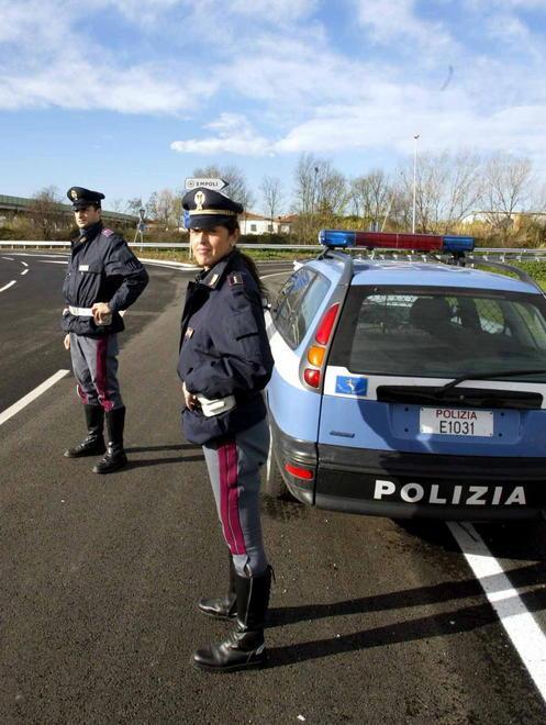 Tampona un’auto e fugge, preso 