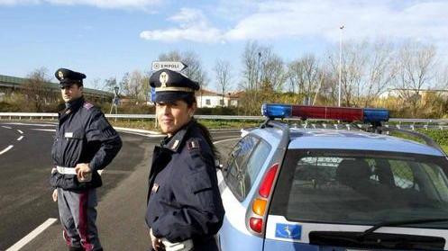Tampona un’auto e fugge, preso