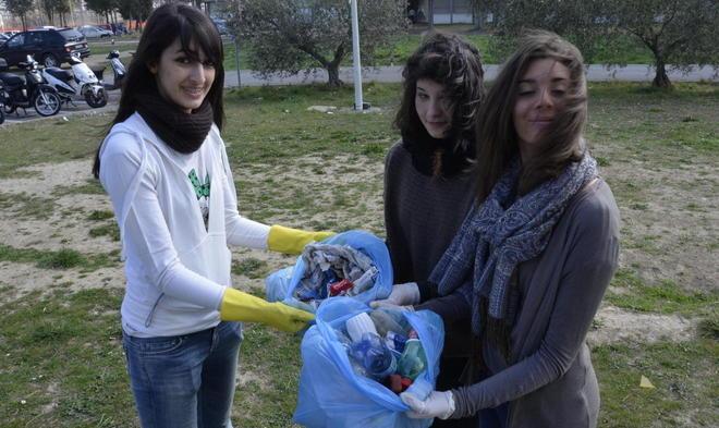 Guanti e sacchi, i ragazzi puliscono vie e giardini