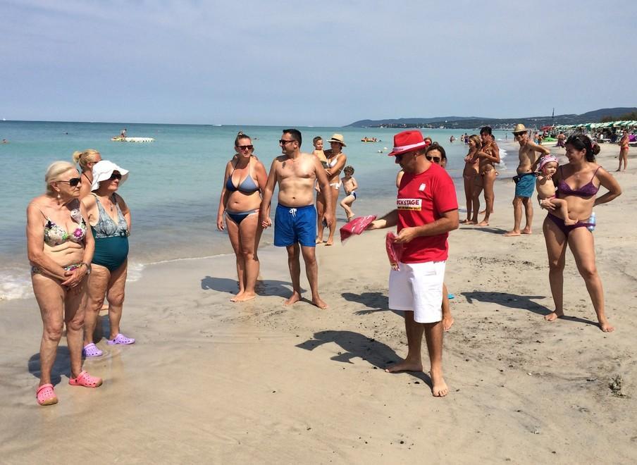Contratti pirata e sfruttamento, la Cgil in spiaggia a Vada: «Irregolare un lavoratore su 3» 