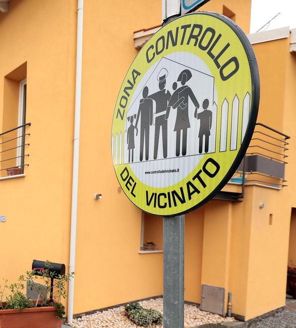 Un tipo di cartello che indica la zona di attuazione del controllo di vicinato