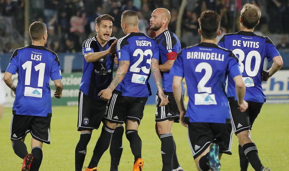 Aprile 2018, Pisa-Pontedera 3-1: al centro della foto Gianmarco Ingrosso festeggia con Umberto Eusepi; entrambi tornano dai prestiti (muzzi)