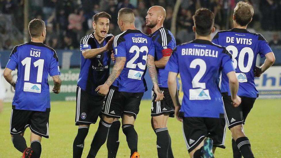 Aprile 2018, Pisa-Pontedera 3-1: al centro della foto Gianmarco Ingrosso festeggia con Umberto Eusepi; entrambi tornano dai prestiti (muzzi)