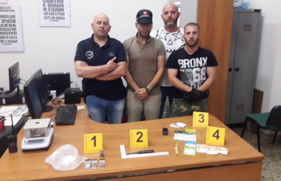 Gli agenti del Nucleo integrato sicurezza del territorio mostrano il coltello e la droga sequestrati