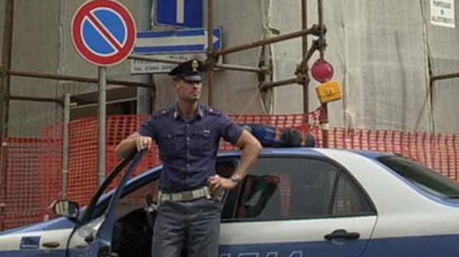 Spinge il bambino di un inquilino e viene minacciata