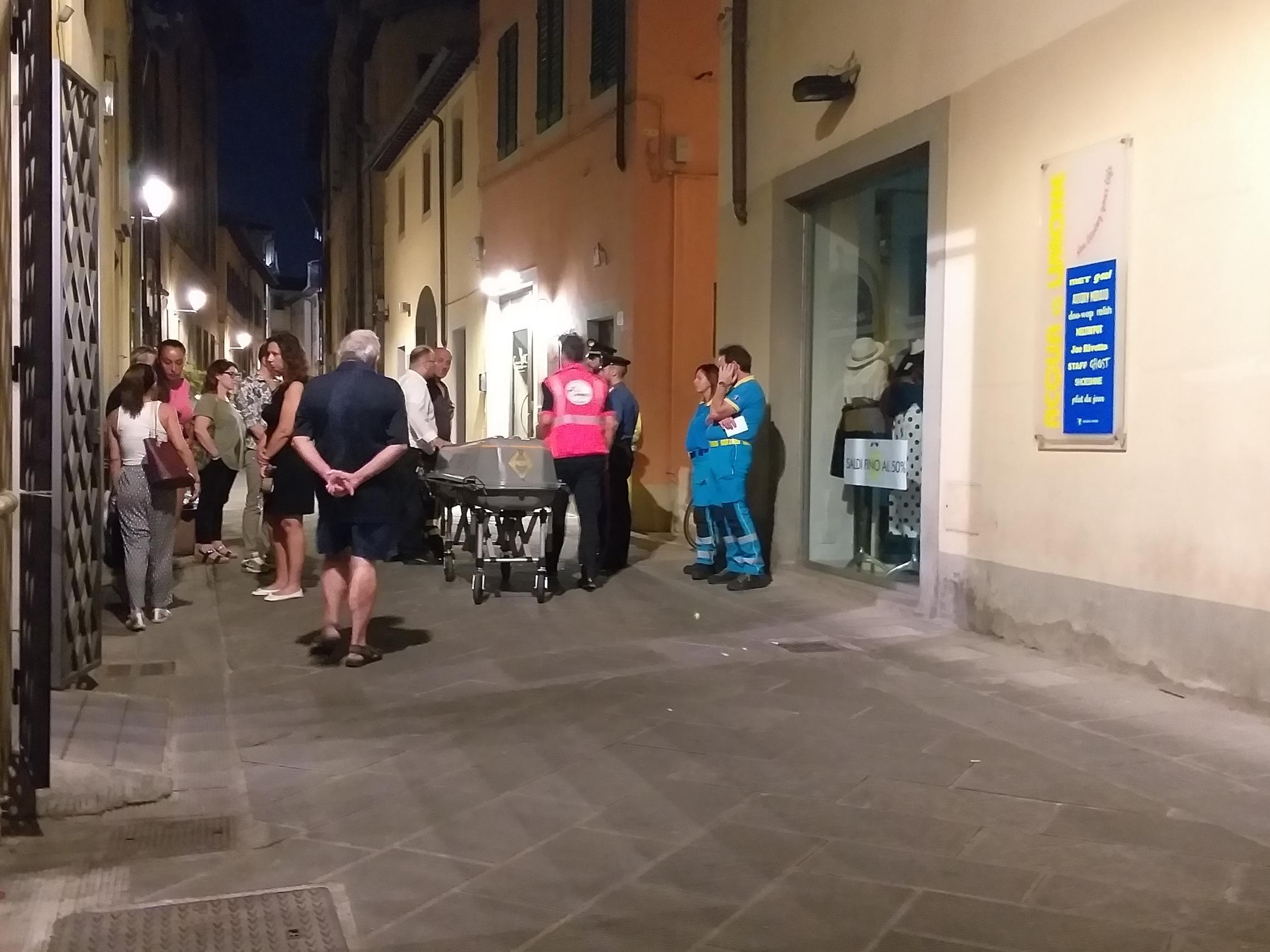 Il recupero della salma in via dell'Accademia