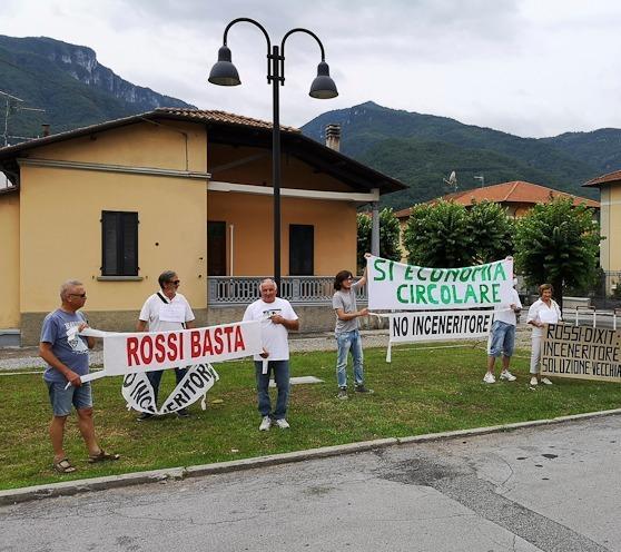 Convegno di Kme La protesta in strada c’è, il governatore Rossi no