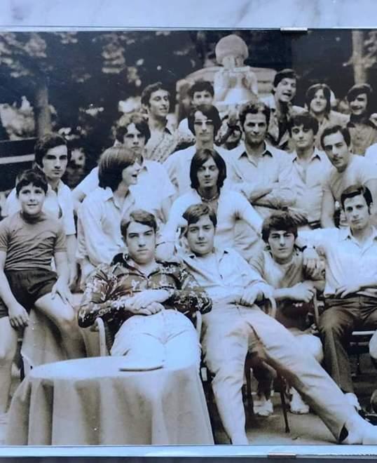 Stessa foto, stesso luogo ma 50 anni dopo: la reunion al bar Roma