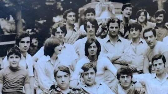 Stessa foto, stesso luogo ma 50 anni dopo: la reunion al bar Roma