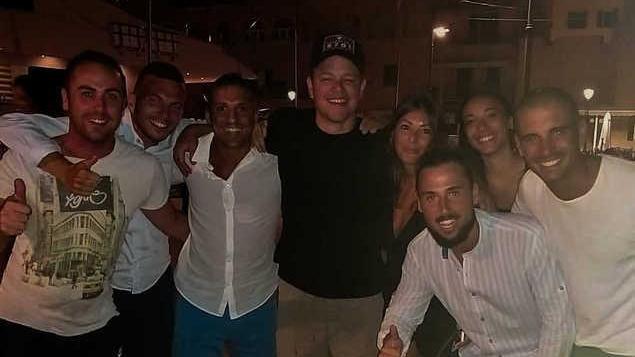 Matt Damon in uno scatto di gruppo in calata