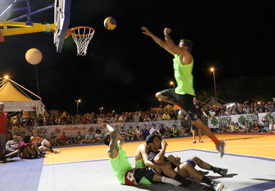 Il mondo dei canestri atterra alla Rotonda, ecco il torneo di 3 contro 3 giocato sotto le stelle 