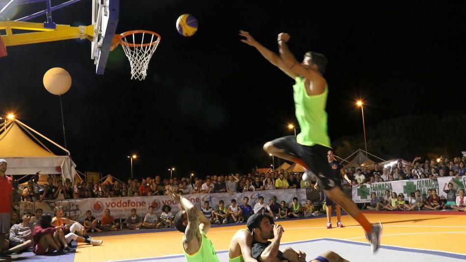 Il mondo dei canestri atterra alla Rotonda, ecco il torneo di 3 contro 3 giocato sotto le stelle