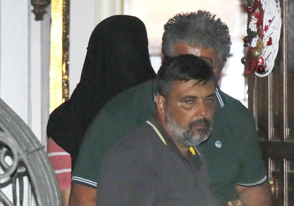 Ultimo gesto d’amore di Sara per Antonio gli passa la felpa nera per coprirsi il volto 