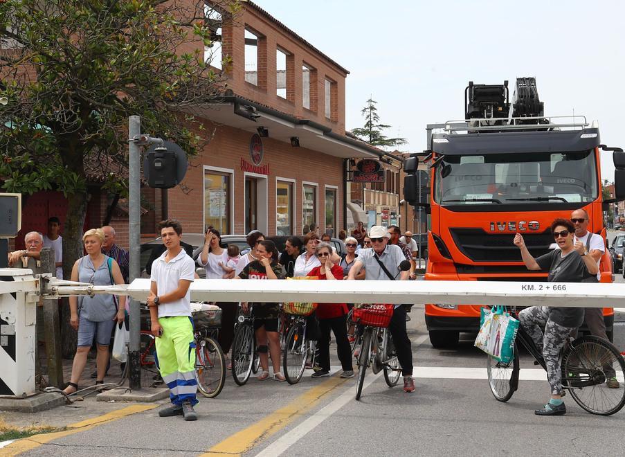 Sbarre giù per un’ora Traffico bloccato per un treno fermo 