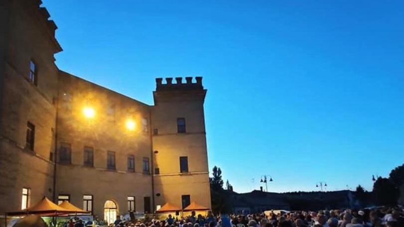 In 650 a tavola per ricomprare i bus bruciati