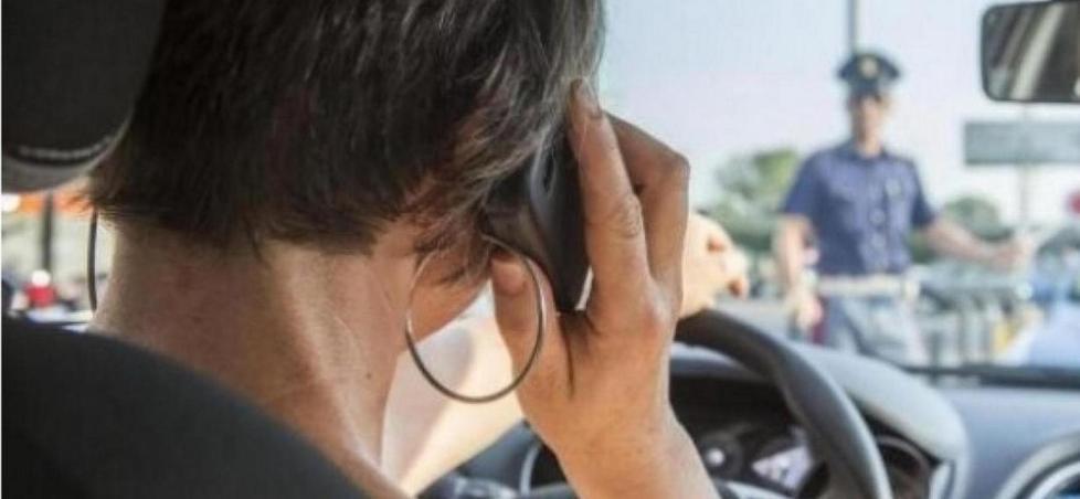 Al volante con il telefonino perfino in autostrada 