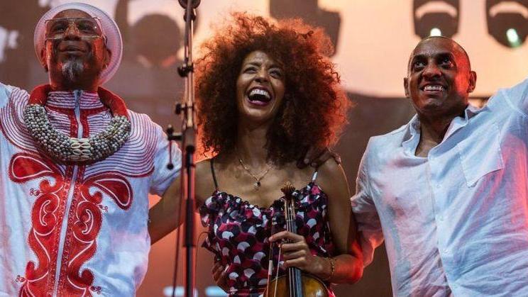 Un violino che suona il jazz per un concerto senza confini da Cuba fino alla Svizzera