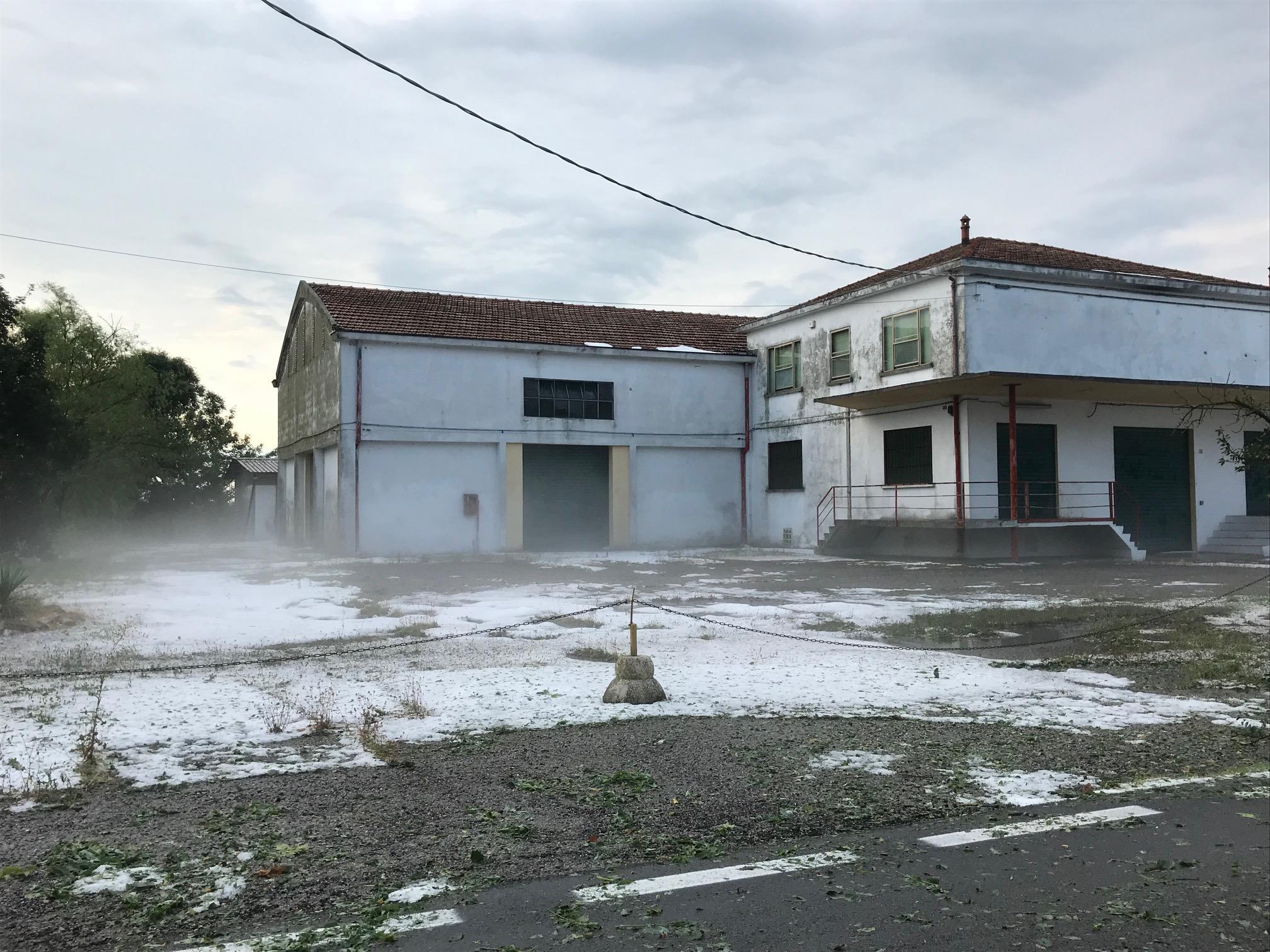 Ferrara, bufera di vento, pioggia e grandine. L'acqua invade le strade dei lidi 