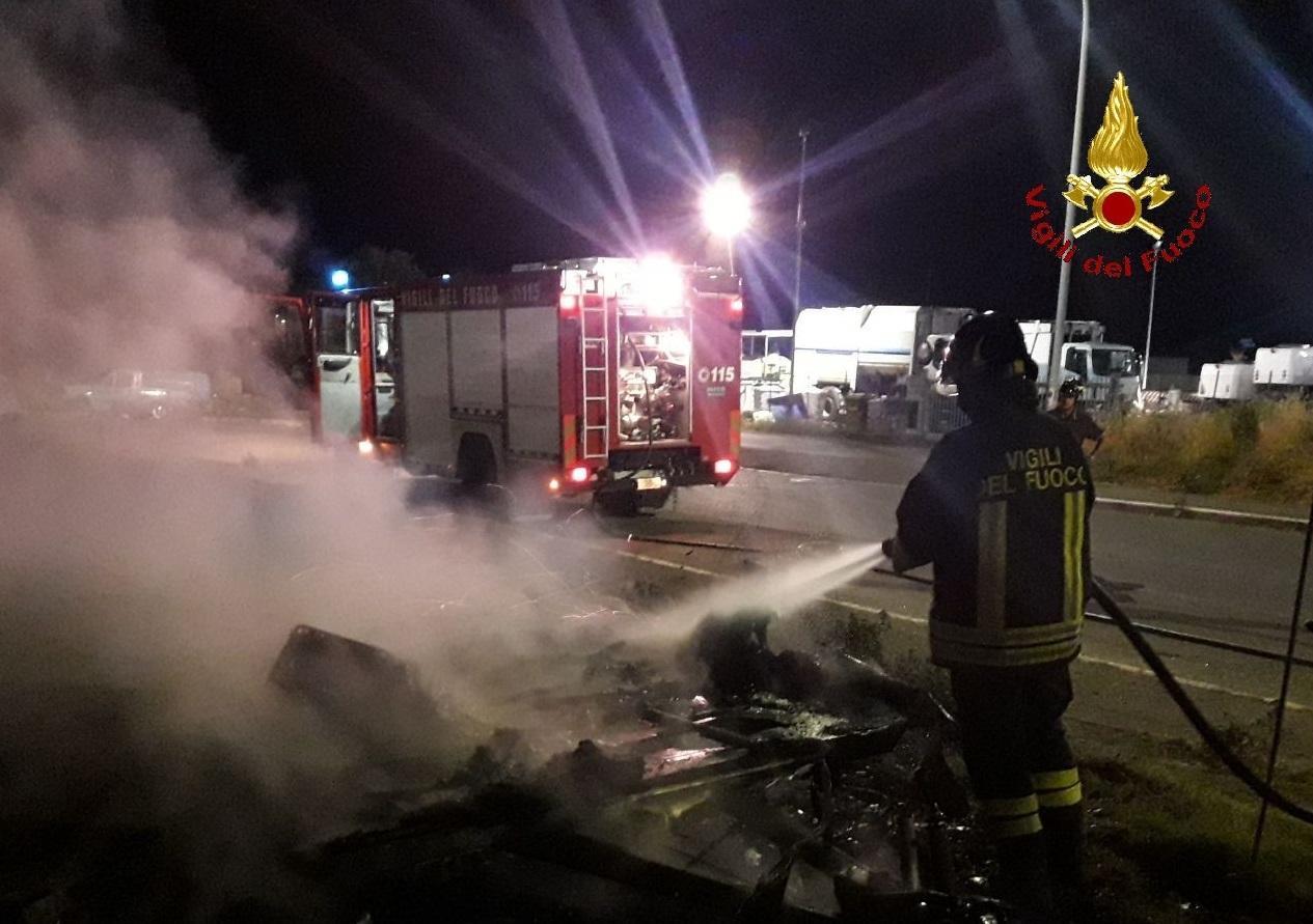 Vigili del fuoco all'opera per spegnere le fiamme che hanno distrutto una roulotte in via Giordania