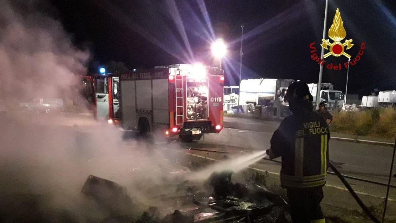 Vigili del fuoco all'opera per spegnere le fiamme che hanno distrutto una roulotte in via Giordania