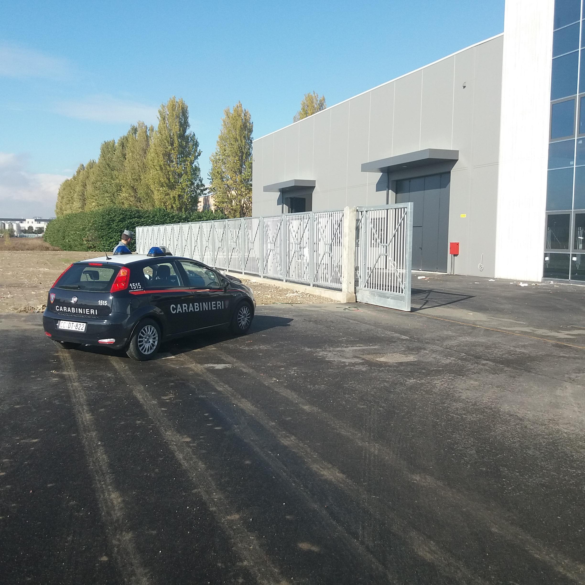 I carabinieri davanti all'azienda cinese di pronto moda