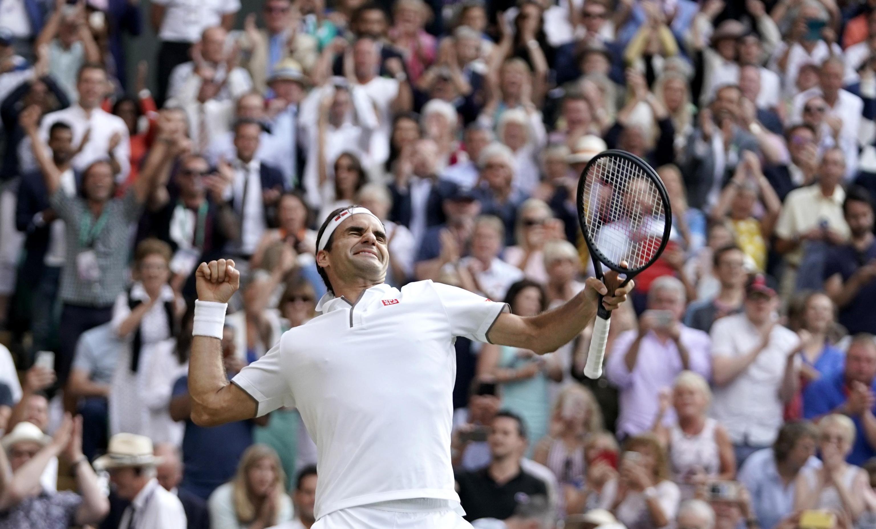 Roger Federer esulta dopo aver sconfitto Nadal in quattro set