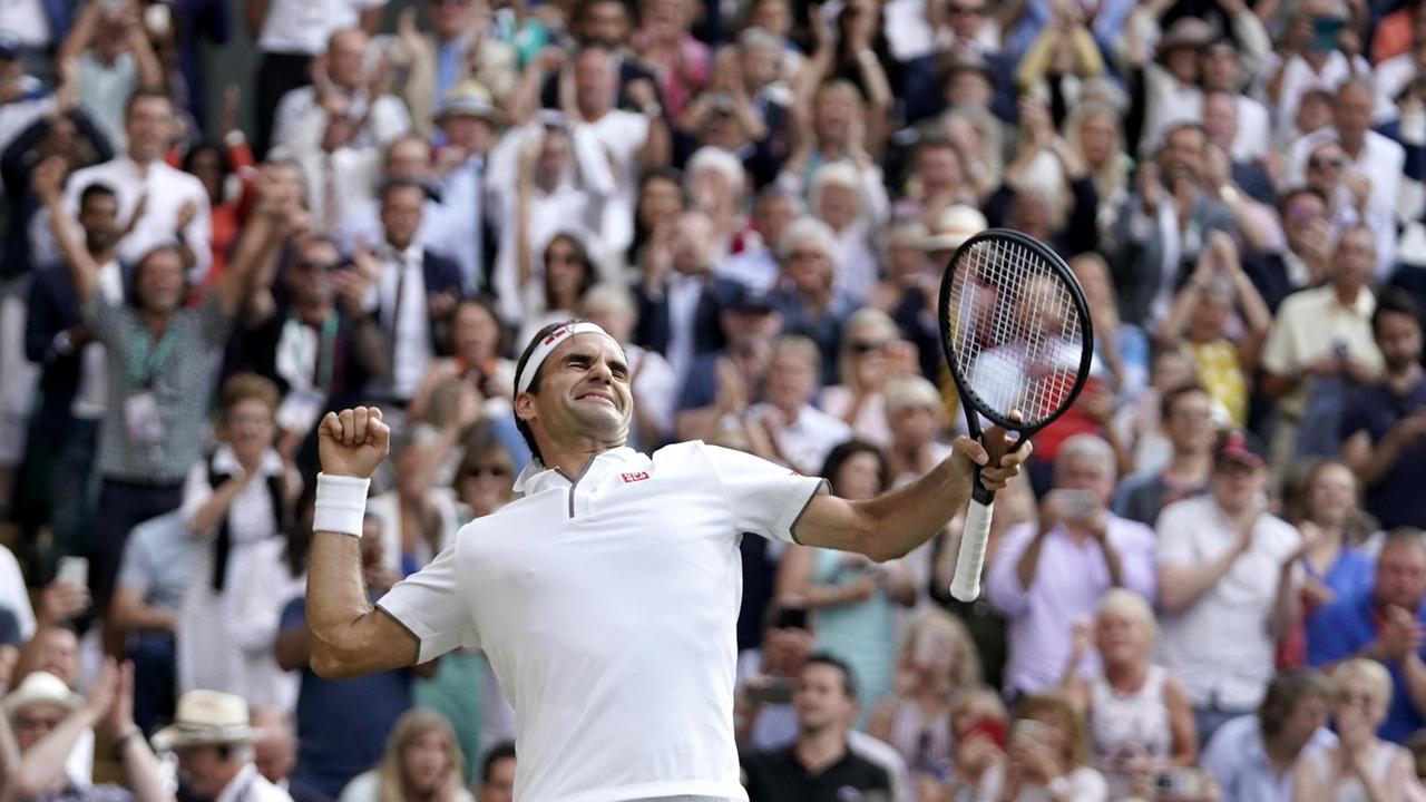 Roger Federer esulta dopo aver sconfitto Nadal in quattro set