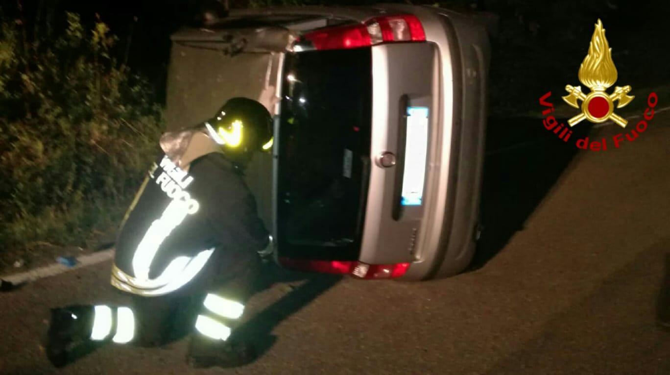 Si capotta con l'auto tra le curve della sp 63, ferita una donna 