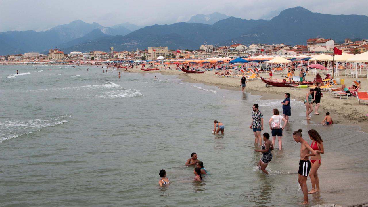 Si torna in acqua: revocati i divieti di balneazione in Versilia