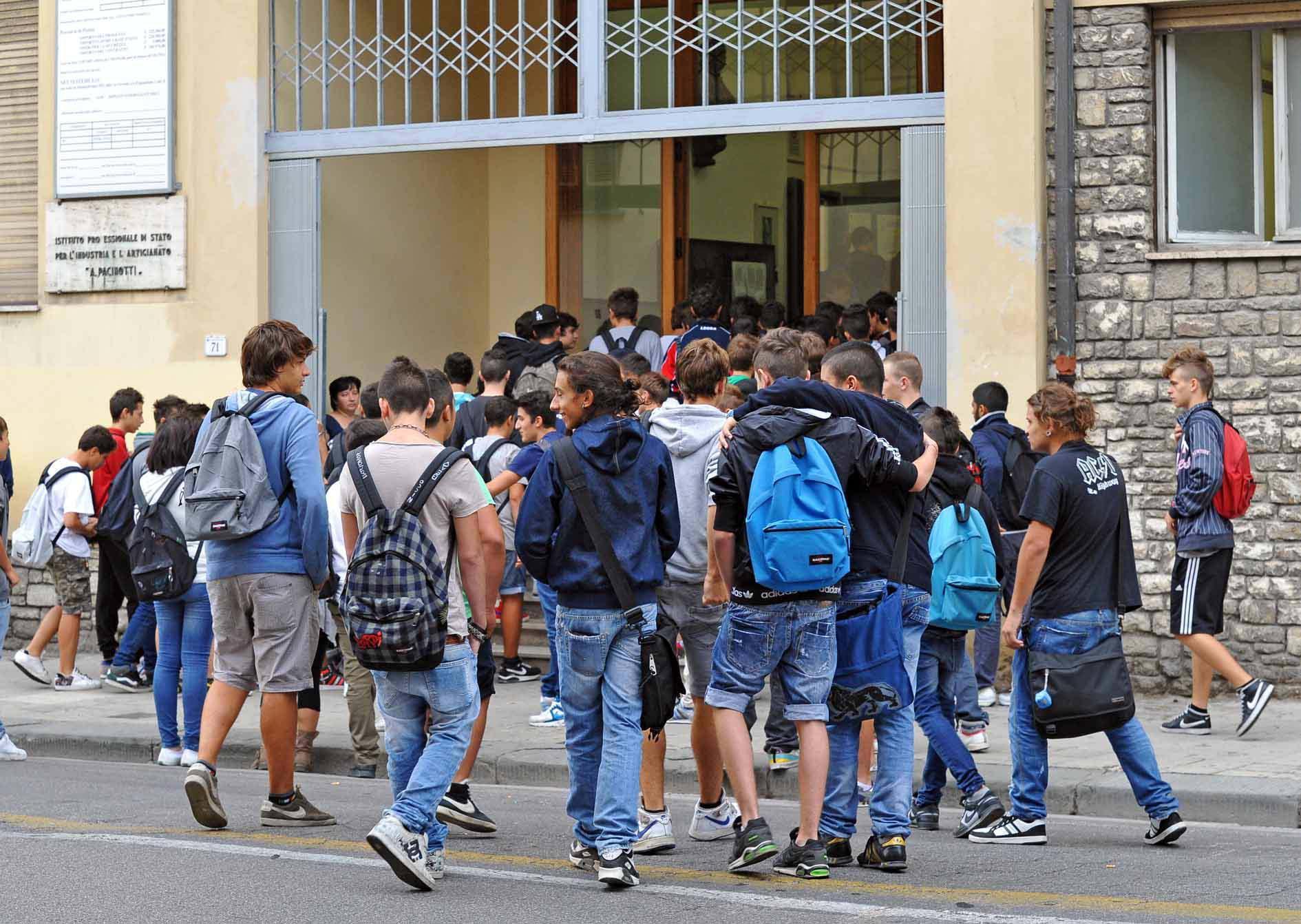 Cinque le scuole superiori a rischio e ora si pensa anche ai container 