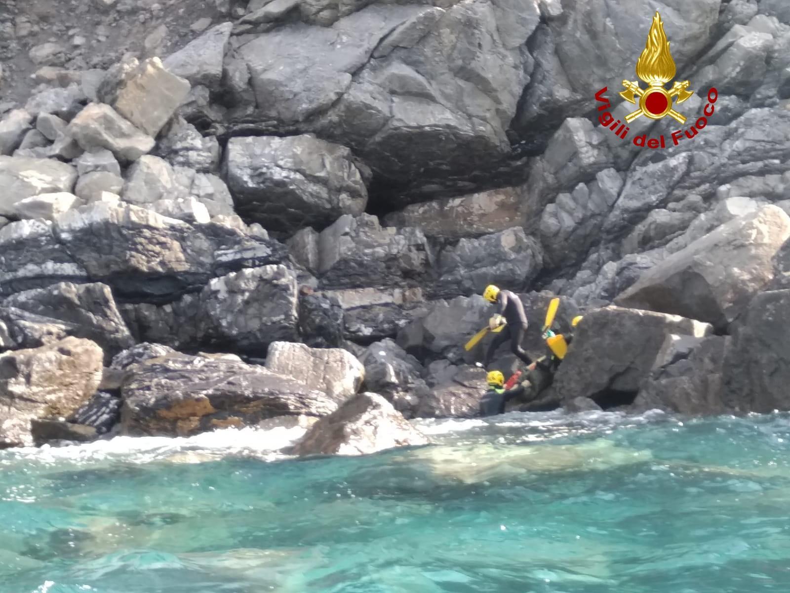 I vigili del fuoco raggiungono la scogliera