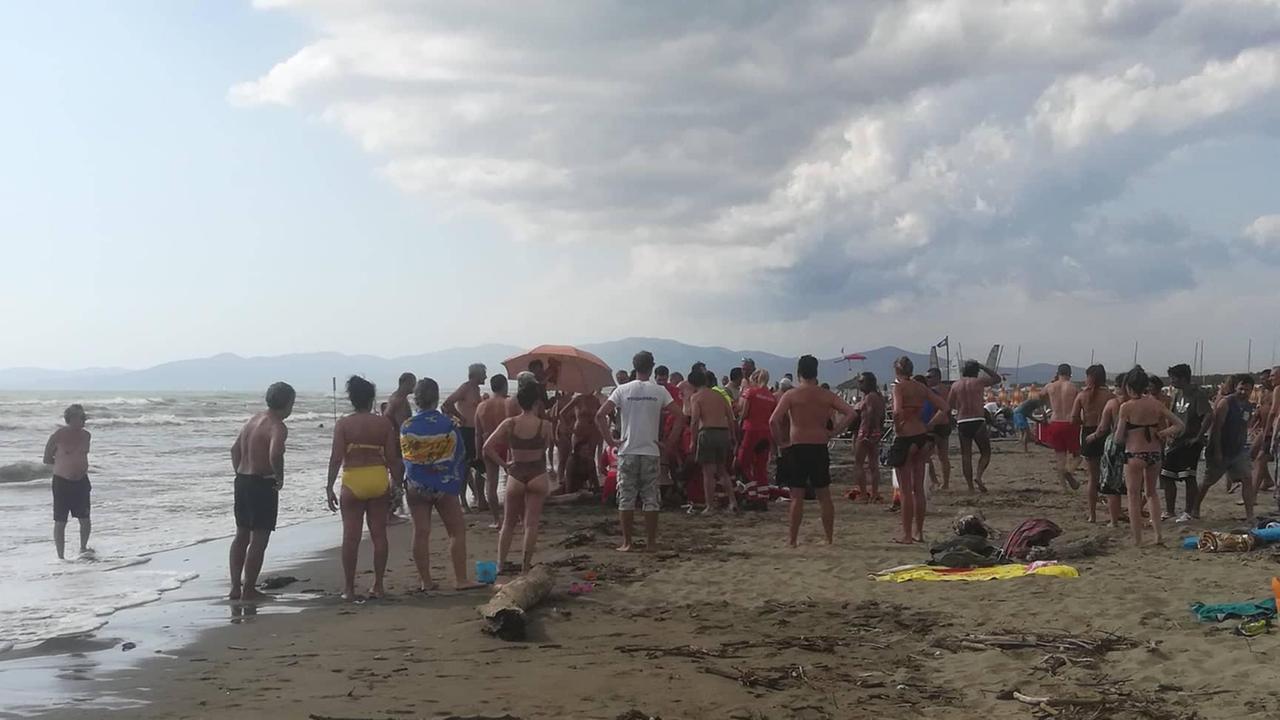 I soccorsi sulla spiaggia di Principina a Mare