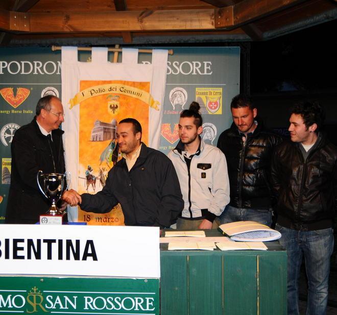  Mura su Monte Rughe regala il drappo al Comune di Bientina