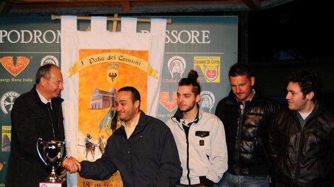 Mura su Monte Rughe regala il drappo al Comune di Bientina
