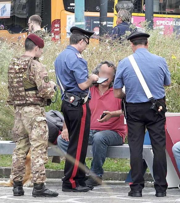 Torna l’ordinanza anti-seduta ma soltanto in zona Stazione 