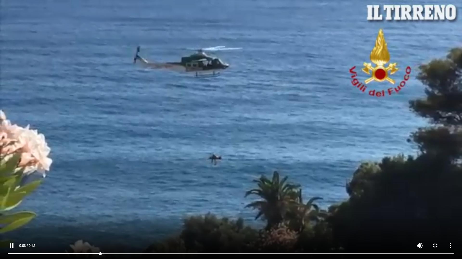 Un momento del salvataggio della ragazza ferita